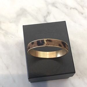 Brand new SAINT LAURENT rigid bracelet.
gilded metal with spotted pony fur.